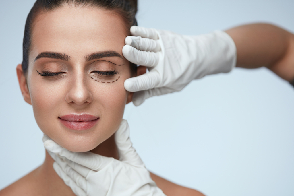 #Blepharoplasty is used to reduce the appearance of drooping eyelids and eye bags. Find out more about the cosmetic procedure here: hauteliving.com/hautebeauty/63… #EyeLids #EyeBags