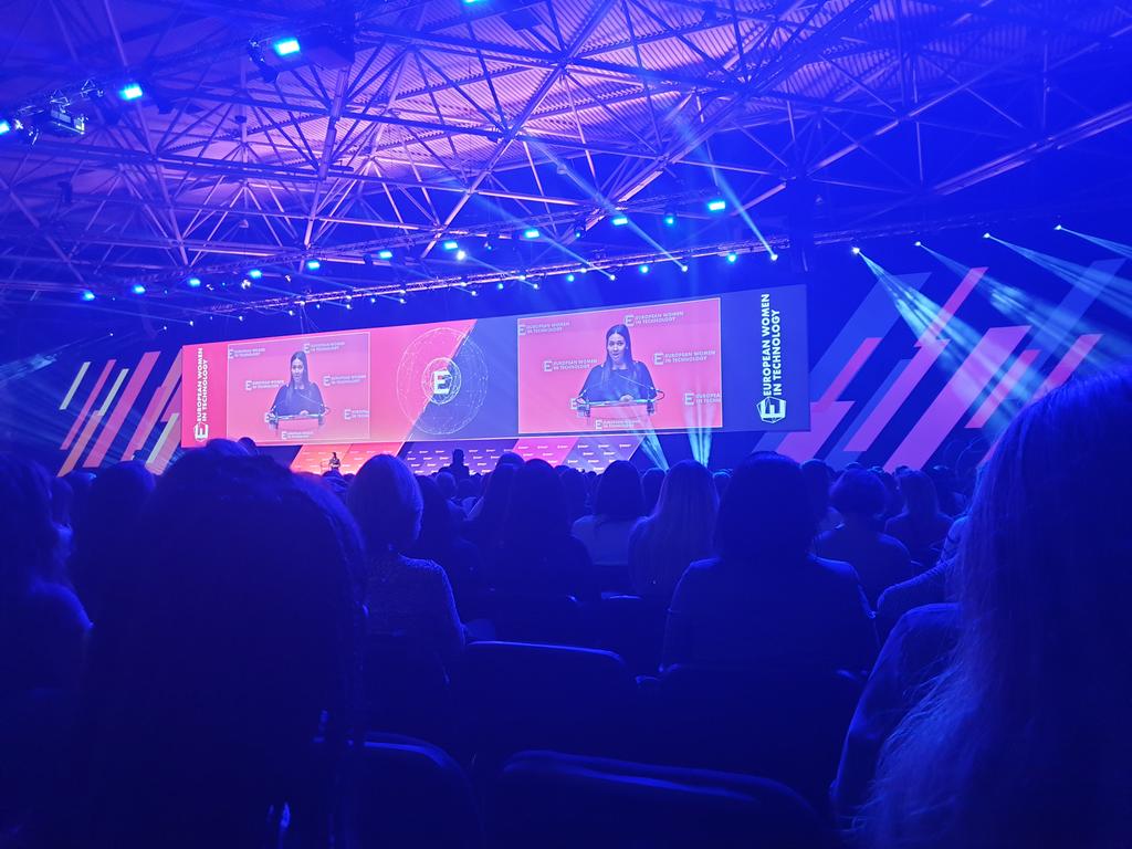 khadiezz's tweet photo. "Hartelijk" as the word off the day. Be kind, and kindness will follow. #wintechseries @schoolvoorAD @MicrosoftEDU https://t.co/2qLvn61heN