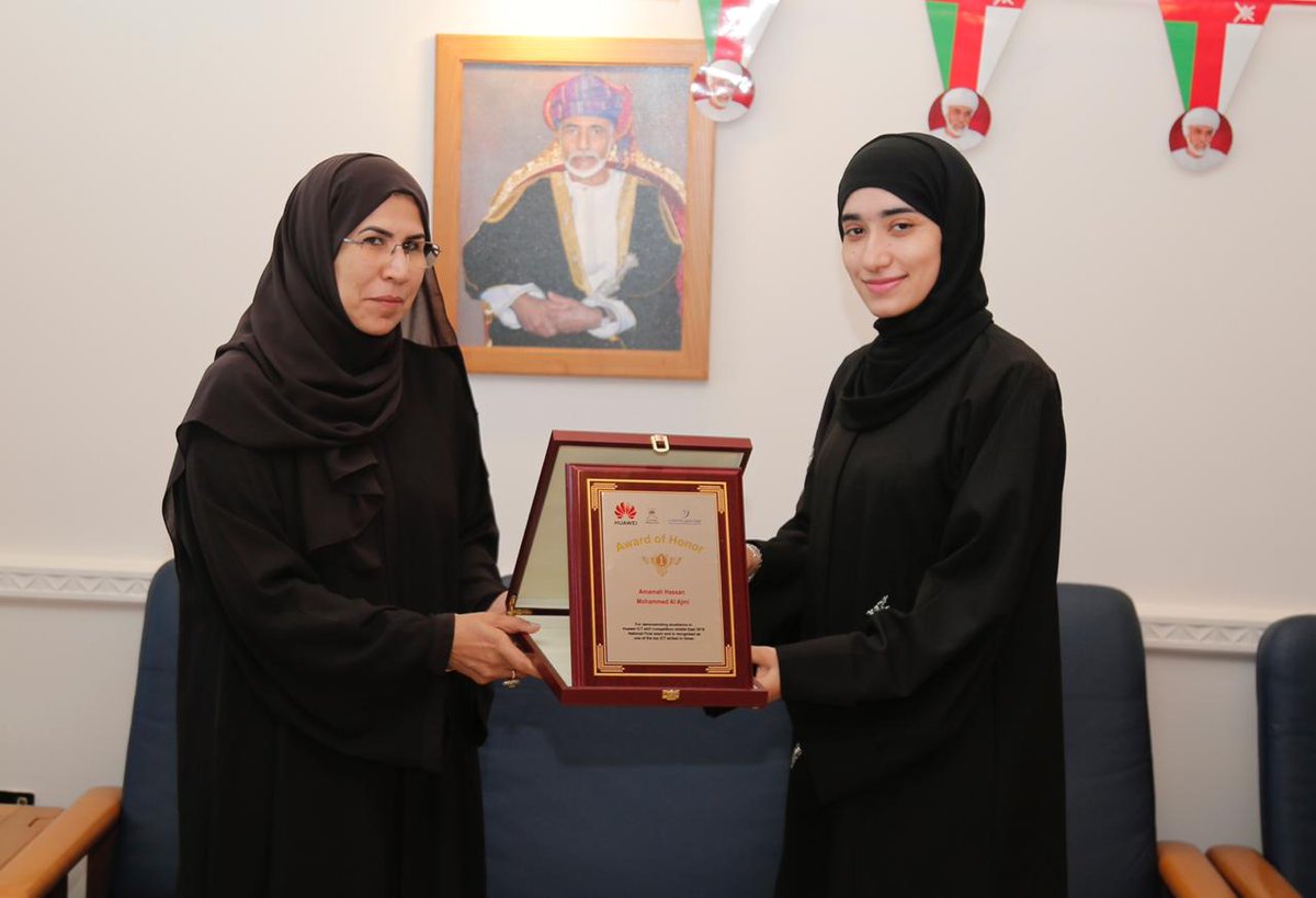 كرمت سعادة الدكتورة وكيلة التعليم التقني والتدريب المهني بوزارة القوى العاملة
الطلاب الفائزين في مسابقة هواوي الشرق الاوسط لتقنية المعلومات والاتصالات ٢٠١٩م