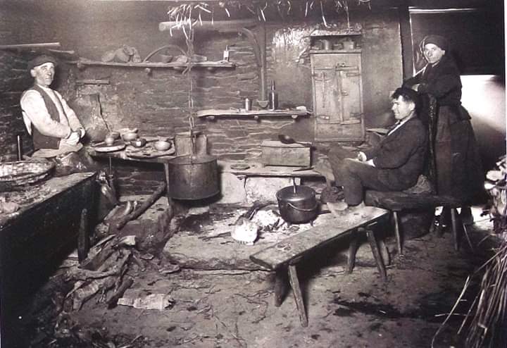📸 #GalizaAntiga | Obradoiro dun oleiro na cociña da súa casa en #Ramil (#Lugo). 1925. 📸 Ruth Matilda Anderson. 📆 #26deNovembro 📅 #FelizMartes 5️⃣7️⃣