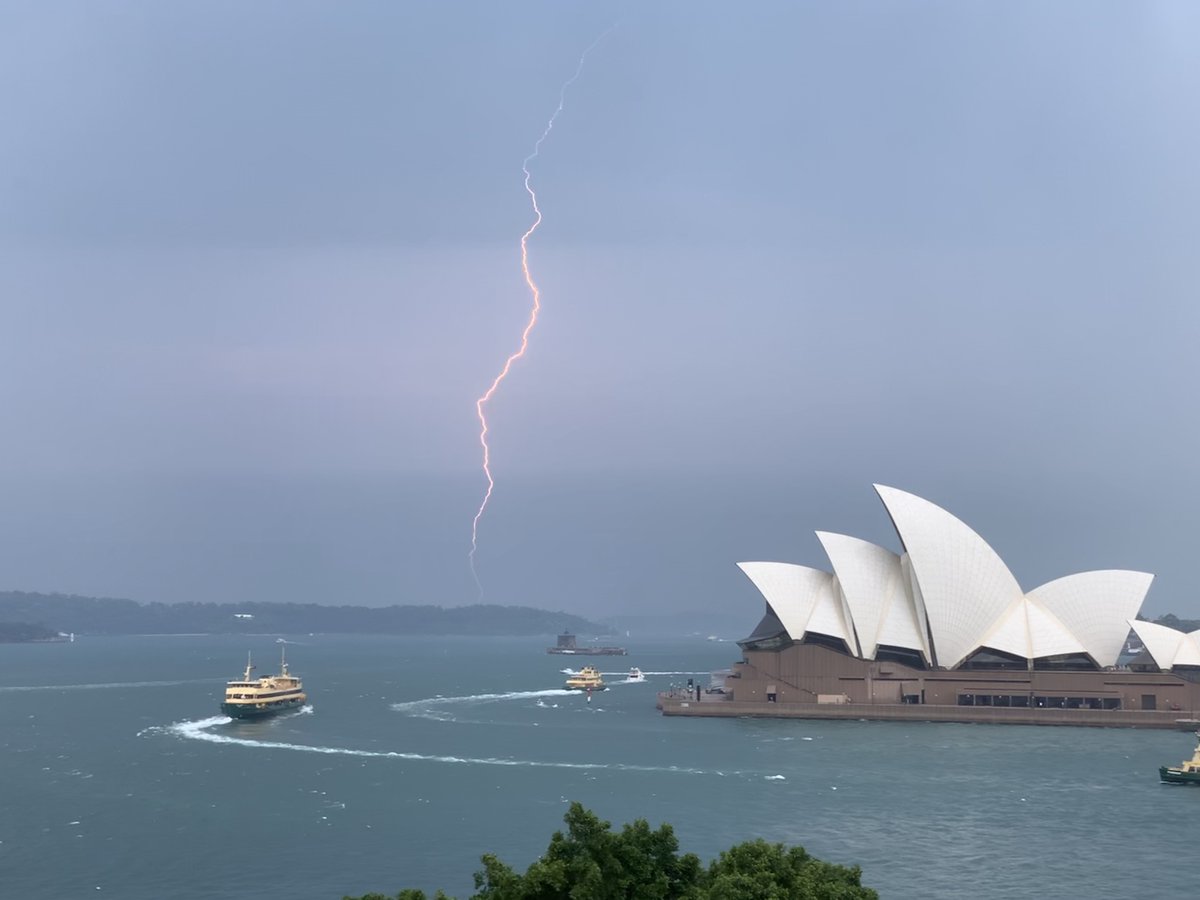 john_bayley's tweet photo. @SciNate took this from my office window as the 10 minute storm crashed through today ....lucky shot ! https://t.co/JZD0GFRLUC