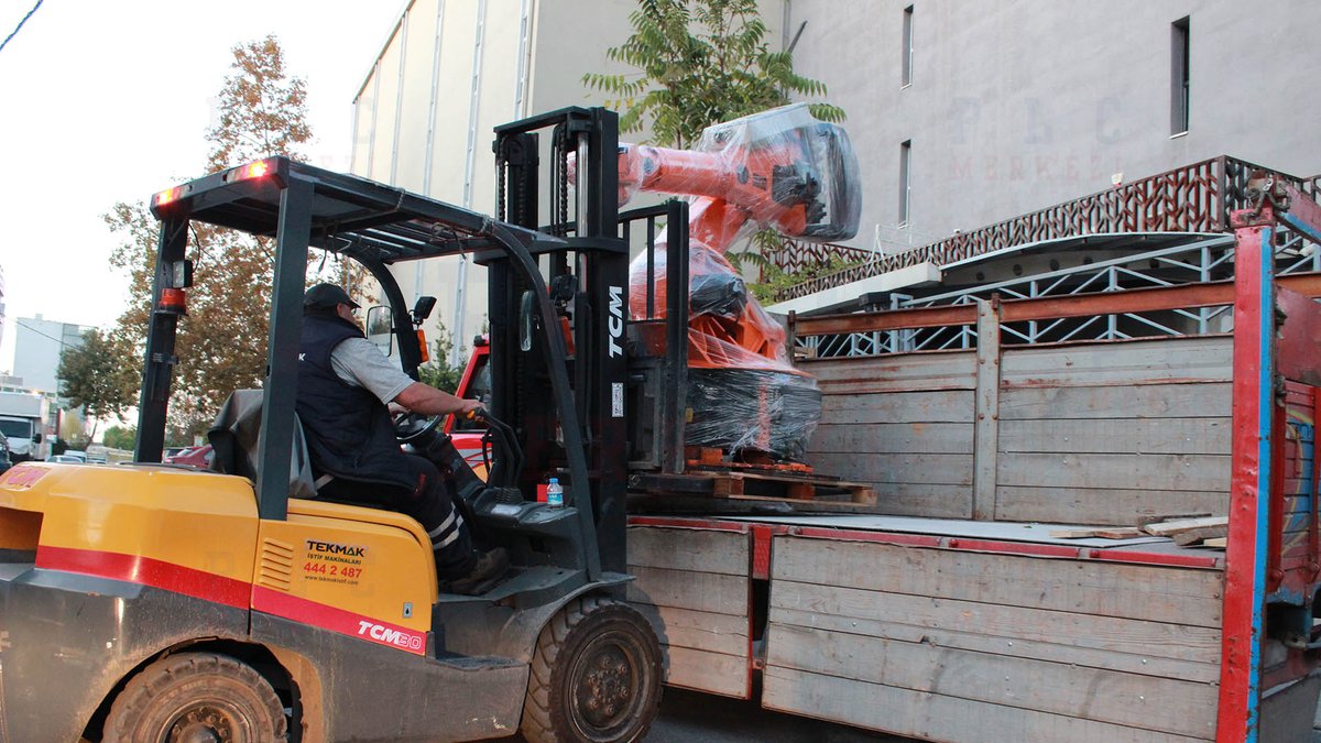 plcmerkezi's tweet image. Tüm bakımlarını yaptığımız KUKA #KR210 manipülatör ve #KRC1 kontrol kabinini stoğumuzdan yeni çalışma adresine sevk ediyoruz 🚛

Online otomasyon ekipmanları mağazamız:
otomasyonsatis.com

#Otomasyon #RobotBakım #EndüstriyelRobot #KukaRobot