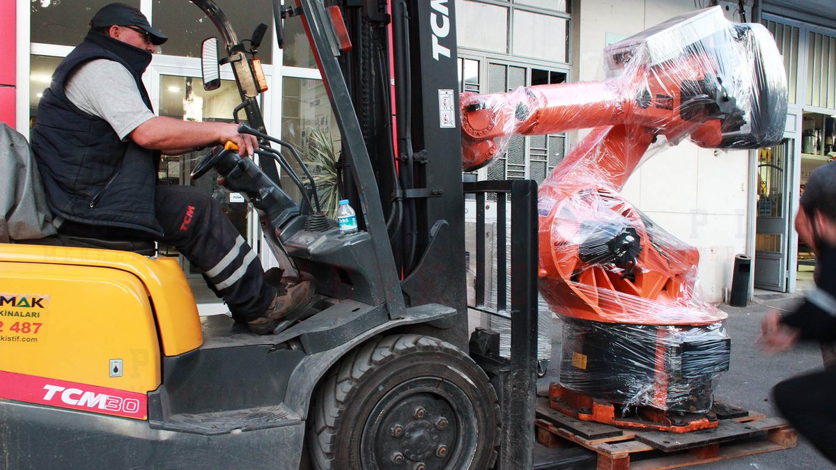 plcmerkezi's tweet image. Tüm bakımlarını yaptığımız KUKA #KR210 manipülatör ve #KRC1 kontrol kabinini stoğumuzdan yeni çalışma adresine sevk ediyoruz 🚛

Online otomasyon ekipmanları mağazamız:
otomasyonsatis.com

#Otomasyon #RobotBakım #EndüstriyelRobot #KukaRobot