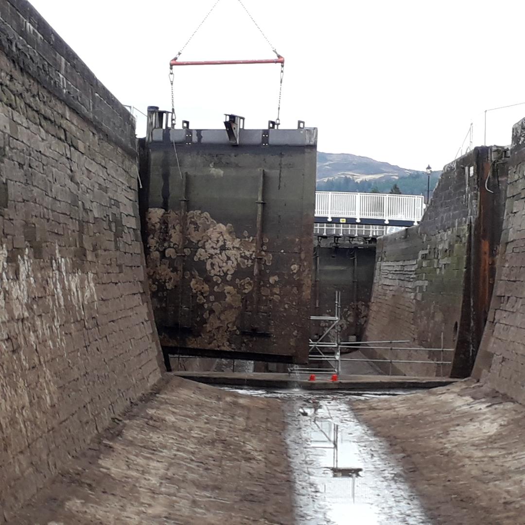 george_mcburnie's tweet photo. To safely remove large lock gates you need large cranes ! #safeguardingtheasset #publicvalue #fortaugustus #caledoniancanal @scottishcanals @MackenzieConstr @ECSengineering @scotgov https://t.co/hy16DZ0PJO