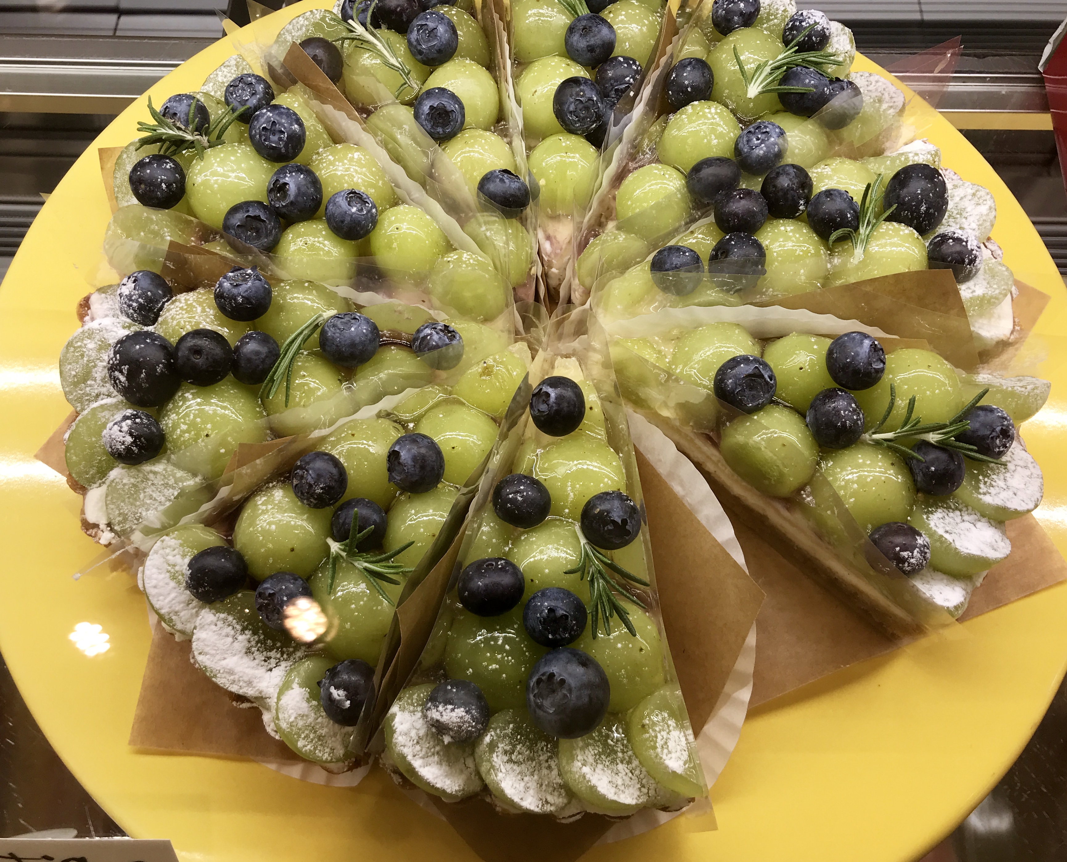 福岡三越 公式 クリスマス まで待てないっ ア ラ カンパーニュ では旬のフルーツたっぷりの タルト が勢ぞろい 新作ケーキ チョコとコーヒーのタルト も 今のうちに楽しんじゃいましょ 福岡三越 天神 スイーツ デパ地下 T