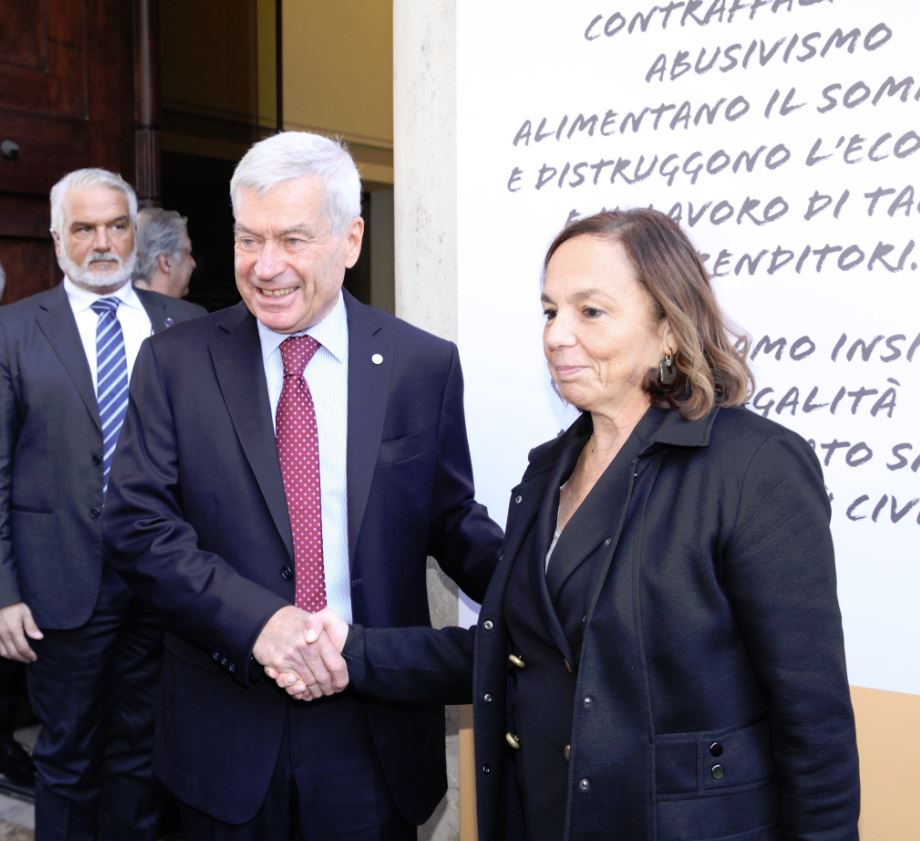 Confcommercio's tweet photo. Il presidente #Sangalli e il ministro #Lamorgese per la giornata #legalitàcipiace @Viminale https://t.co/PYWL6QcycB
