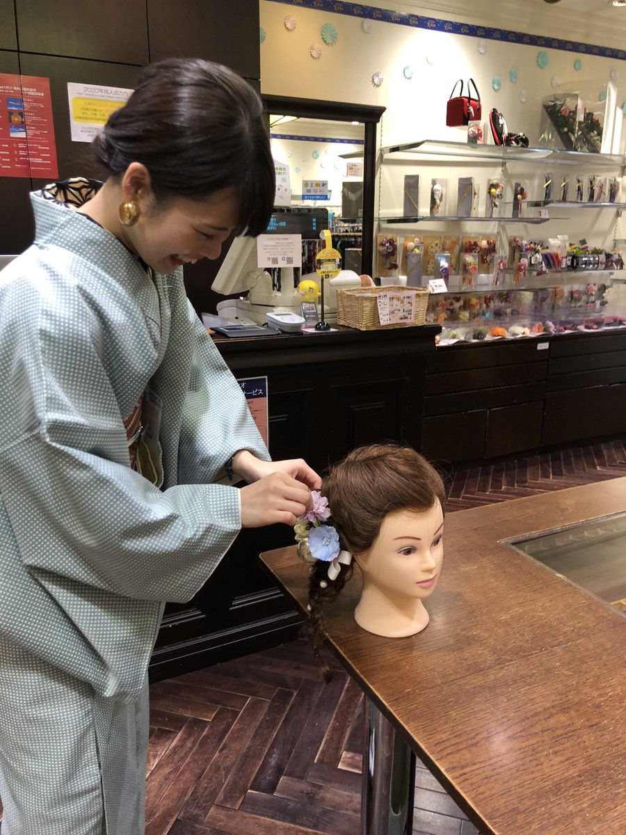 ট ইট র キモノハナ 札幌駅パセオ店 ヘッドマネキンの ハナちゃん がやってきました さっそく可愛くヘアセットしてもらい 髪飾り売り場で待ってます ヘアスタイルのイメージや 髪飾りの見え感も分かりやすい キモノハナパセオ 札幌駅 パセオ 髪 ট ইট র キモノハナ 札幌駅パセオ店 ヘッドマネキンの ハナちゃん がやってきました さっそく可愛くヘアセットしてもらい 髪飾り売り場で待ってます ヘアスタイルのイメージや 髪飾りの見え感も分かりやすい キモノハナパセオ 札幌駅 パセオ 髪