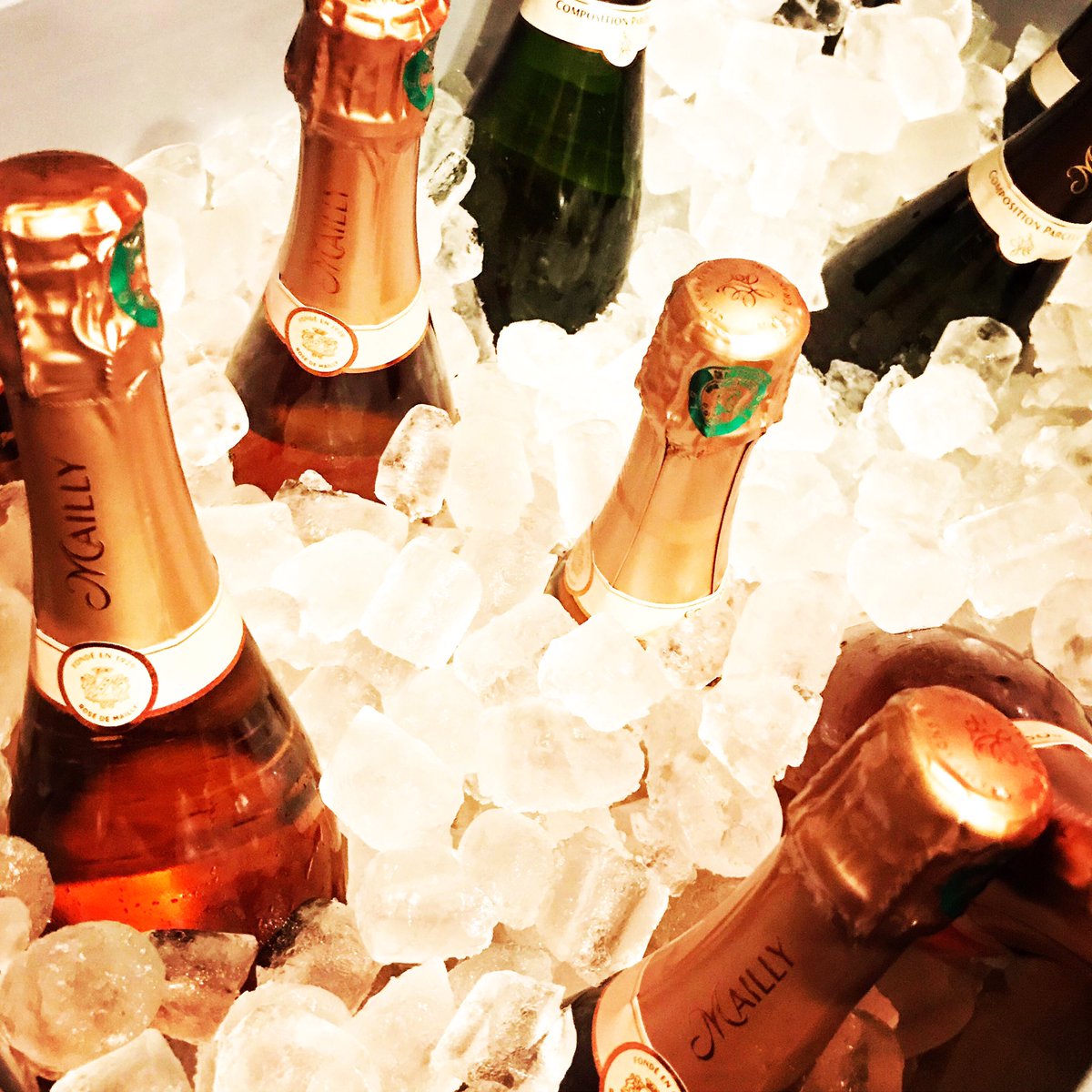 Bientôt en place pour vous accueillir sur le célèbre Grand Tasting ce vendredi 29 et samedi 30 novembre. Avez-vous prévu de nous rendre visite sur le stand 35 ? grandtasting.com <a href="/MyBettaneD/">Bettane+Desseauve</a> #grandtasting #paris  #maillygrandcru #terroirchic #champagne #champagnemailly