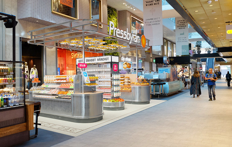handelstrender's tweet photo. Friktionsfritt! Här är två nya kassalösa butikskoncept. Millennials går all in i julhandeln. Walk around i Pressbyråns nya koncept. Pop up-restaurang för hundar. Dags för nyhetsbrev! #detaljhandel #ehandel - https://t.co/LNlv4F90yK https://t.co/n43YrYMJMB