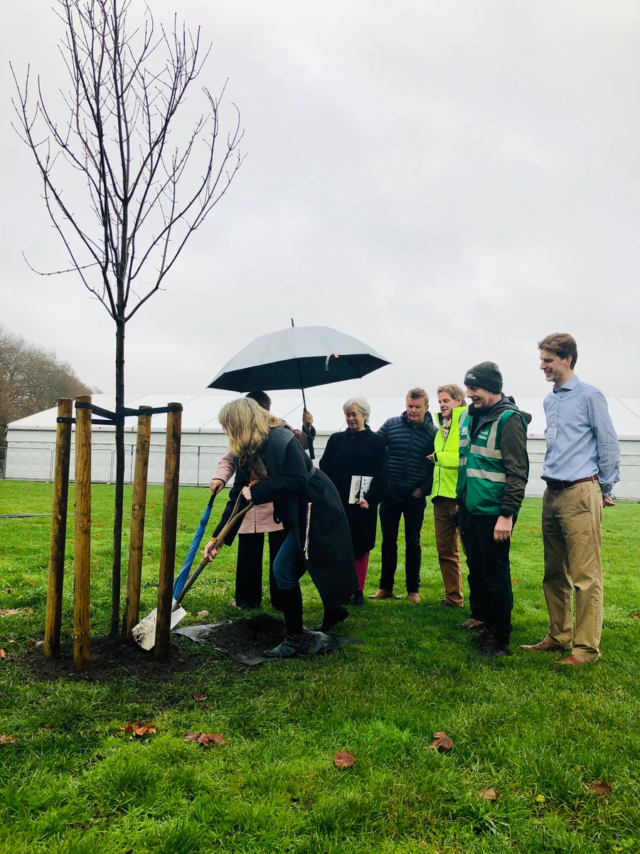 <a href="/KarenRowlandRDG/">karen rowland🌹🇺🇦</a> planting the first tree to launch @ethicalreading Trees for Reading programme. 🙌🏻🌳

#ethicalreading #TreesforClimate