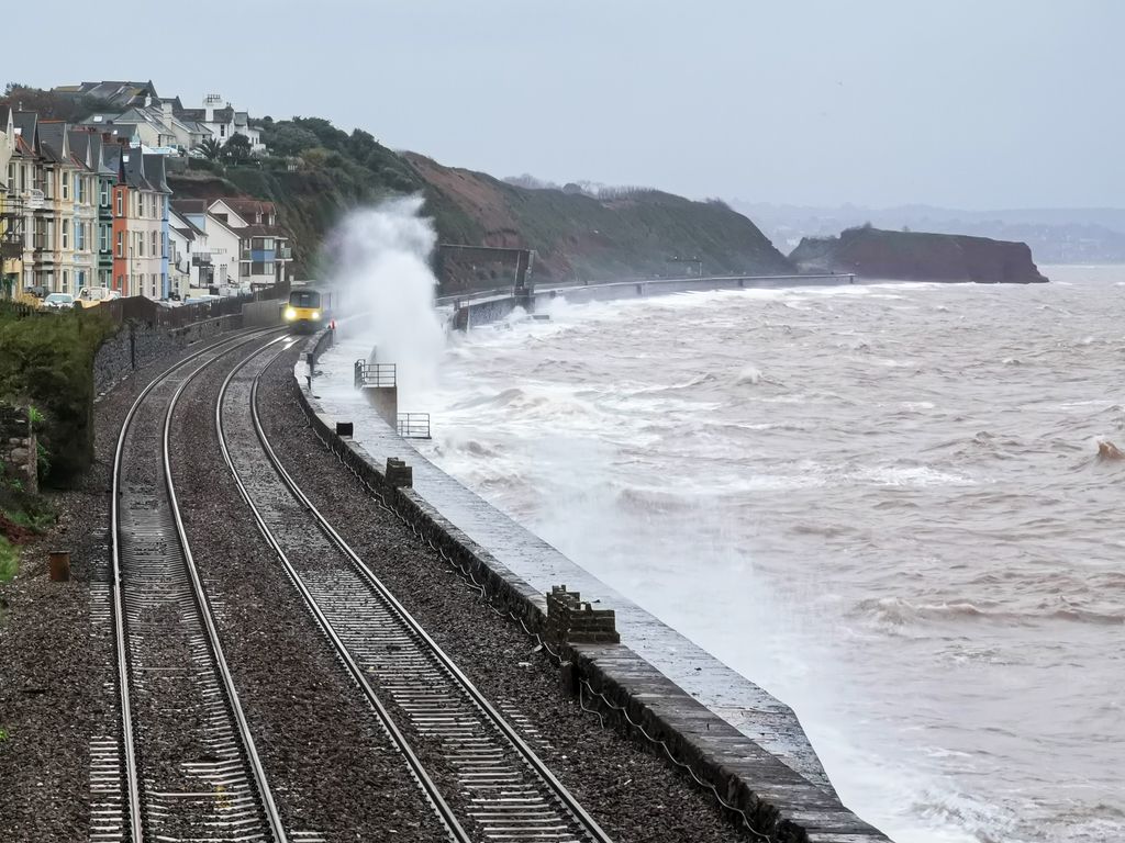 CoastCams247's tweet photo. There was some big splashes this morning. #dawlish #dawlishbeach #dawlishbeachcams #dawlishstorm #largewaves #seawallwaves #timetogetwet #devonfloods #forceofnature #beach #sea #ocean #nature #beautiful #water #waves #smallwaves #messywaves #waveseason #wavesonwaves https://t.co/Vx258s7RLr