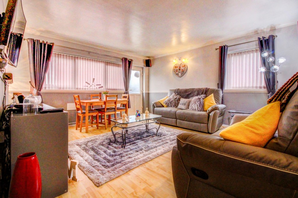 MiEstateAgent's tweet photo. Mistley Side, Basildon £180,000 https://t.co/XeKGfIVvuO https://t.co/KqySbhrSZH