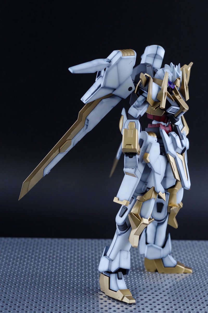 いちよー Twitterissa ガンダムヴァイスリッター完成しました 漫画 ガンダムビルドファイターズa R 5巻に登場するシュヴァルツリッターの塗装が剥げた状態をイメージし 好みで本来のカラーパターンとは変えつつ塗装を行ないました 改造は各部のシャープ化