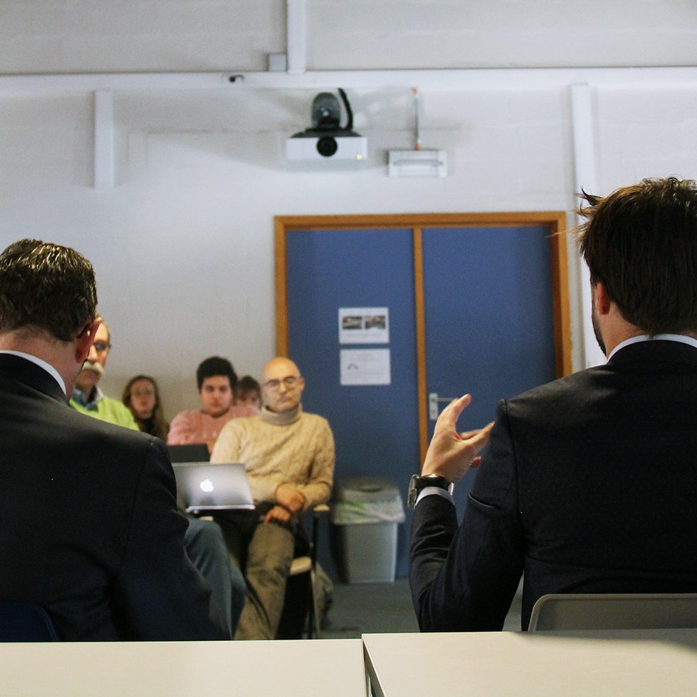EjL_ORM's tweet photo. Notre invité actu était... @GLBouchez, candidat à la présidence du MR. Un face à face avec nos étudiant.e.s animé par Sacha Daout, professeur invité à l'EjL et journaliste RTBF. https://t.co/YdX5I9QNZI
