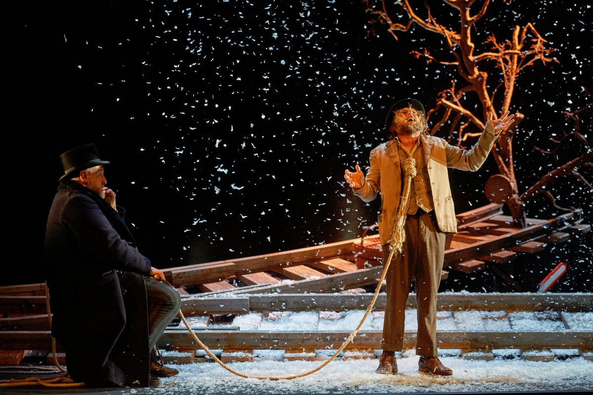 En "La última bambalina" te recomiendan que vengas a ver a nuestro teatro #EsperandoAGodot, lo último de Antonio Simón protagonizado por @PepeViyuelactor Alberto Jiménez, @FernandoAlbizu Juan Díaz y <a href="/jesuslavi/">Jesús Lavi</a> 
laultimabambalina.blogspot.com/2019/11/toda-u…