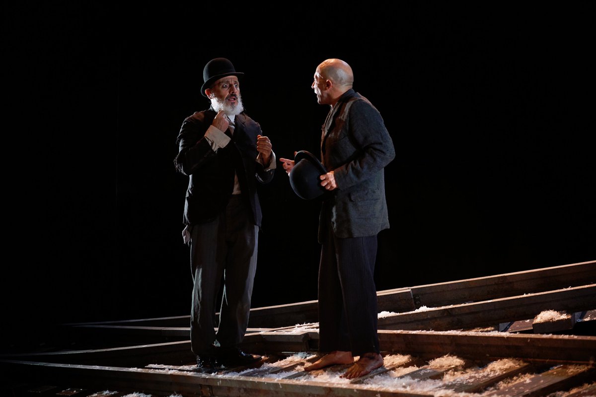 TeatroBellasArt's tweet photo. En "La última bambalina" te recomiendan que vengas a ver a nuestro teatro #EsperandoAGodot, lo último de Antonio Simón protagonizado por @PepeViyuelactor Alberto Jiménez, @FernandoAlbizu Juan Díaz y @jesuslavi 
https://t.co/rWvbEOEkSj https://t.co/kpbBPfOfMJ