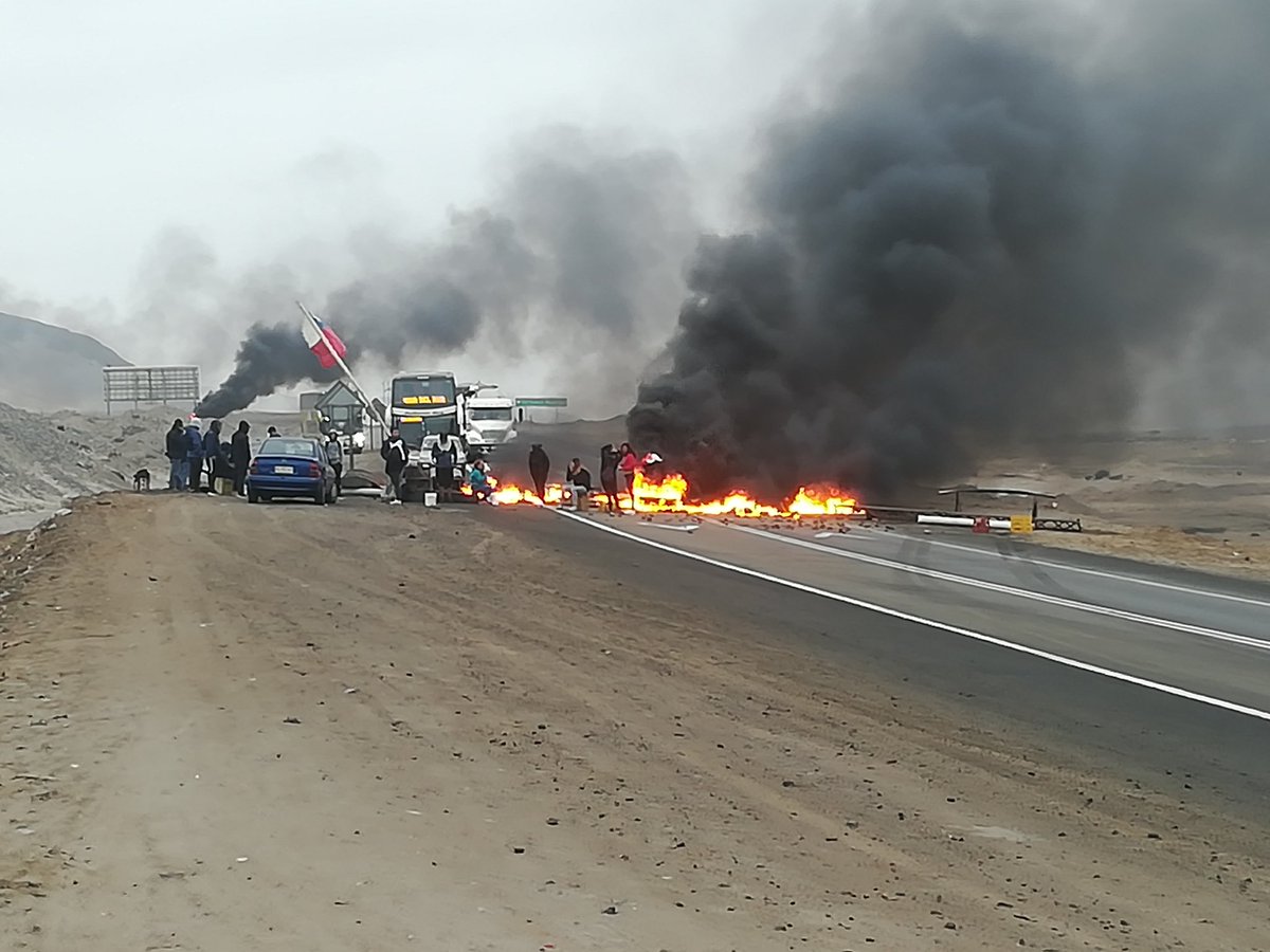 R_A_D_A_'s tweet photo. #Copiapo camino a Chañaral, los niñitos manifestándose https://t.co/IYfuxwqx9U