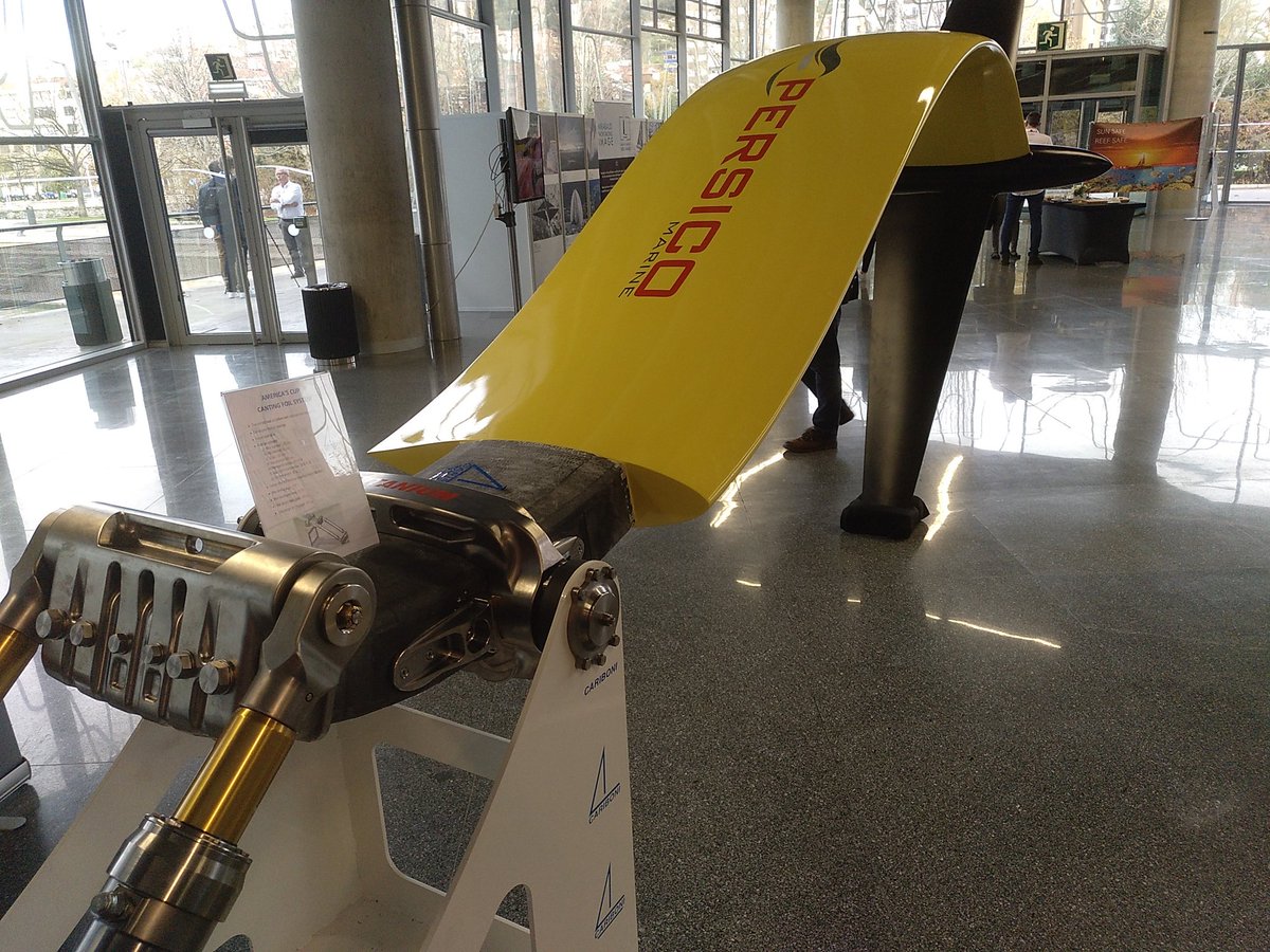 Segunda jornada del @YachtRForum . Muy interesantes ponencias..... y este foil para tocar 👍