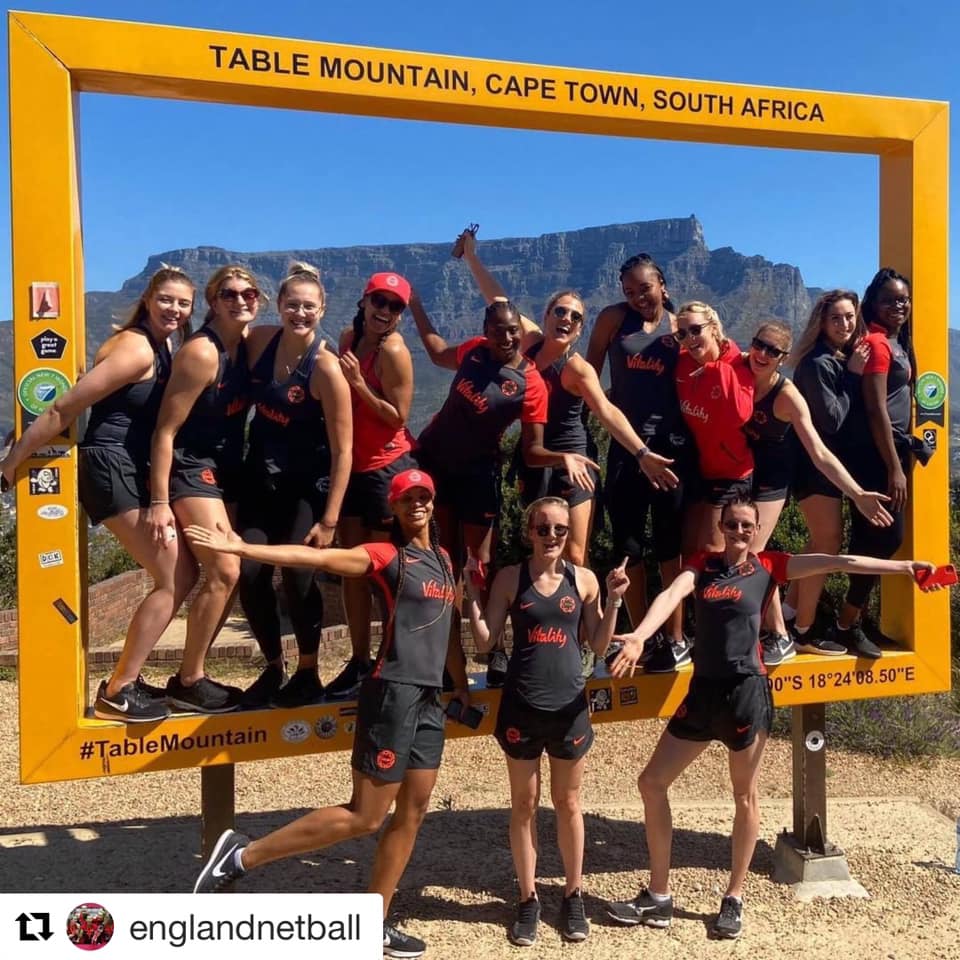 Netball_SA's tweet image. Welcome to #CapeTown 🇿🇦 England 🏴󠁧󠁢󠁥󠁮󠁧󠁿 enjoy the sunshine! 🌞

📸 @EnglandNetball

#SPARChallenge #SPARProteas #VitalityRoses #WeAreAllIn #TasteTheMoment