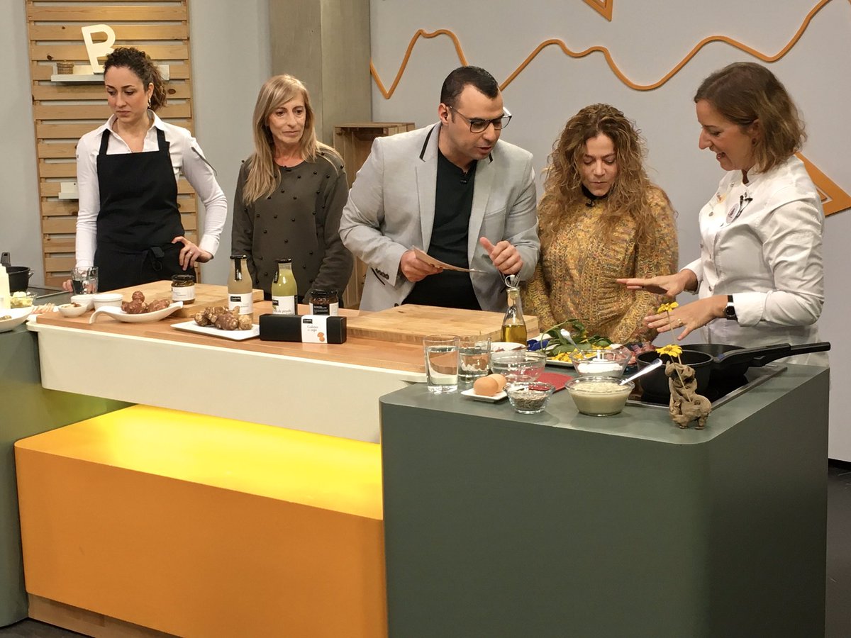 fetamidatv's tweet photo. 🔥 CREUAT | Aquesta setmana @jordixavila dedica la secció a les nyàmeres! En parlem amb les productores de @CasabellaNatura i les xefs Natalia Albero del @mintgranollers i Iolanda Bustos de @lacalendula de Regencós https://t.co/95ZIzu0rWC