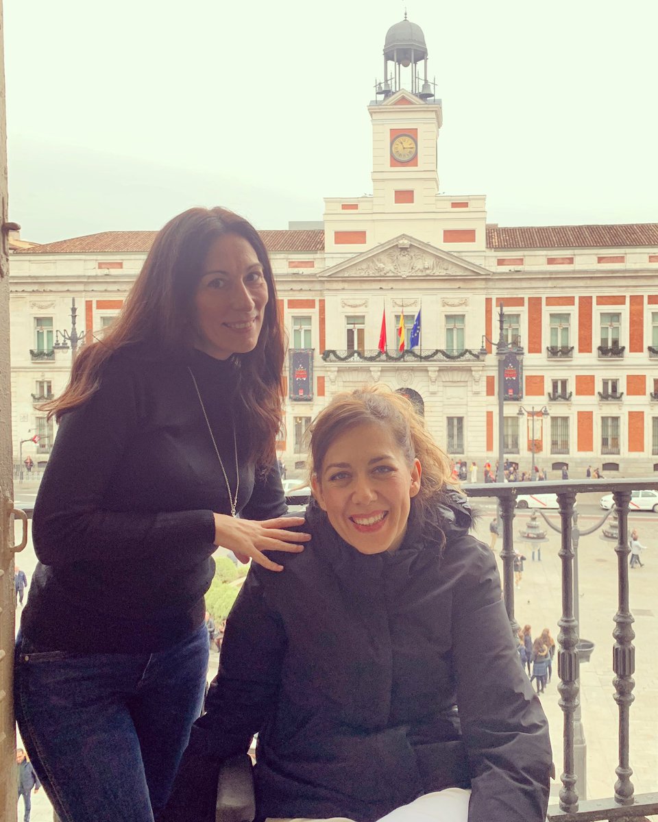 gemmarevill's tweet photo. Pedroche e Igartiburu 😂 
Este año damos nosotras las uvas.
Visitas que te alegran el día 🥰 #puertasol #Madrid https://t.co/zFubtVVQkY