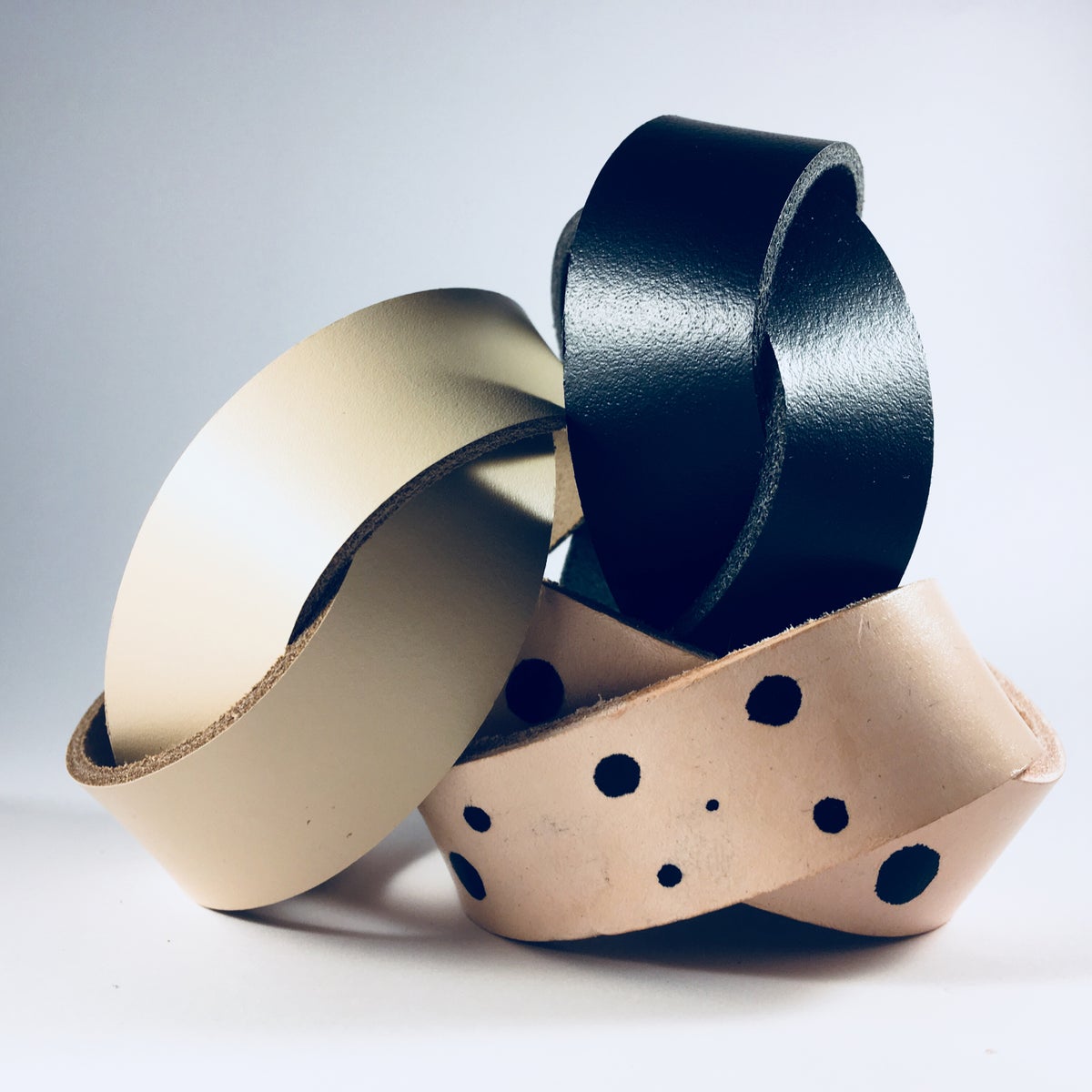 modern_artbuyer's tweet photo. Thrilled to be showcasing this brilliantly clever & cool hand-made jewellery, all made from leather off-cuts, by #KayMorgan at our Open House pop-up this weekend in #LimpleyStoke #Bath. Do pop along! @LimpleyFolk #Freshford #leatherjewellery https://t.co/emgnqPdj7g