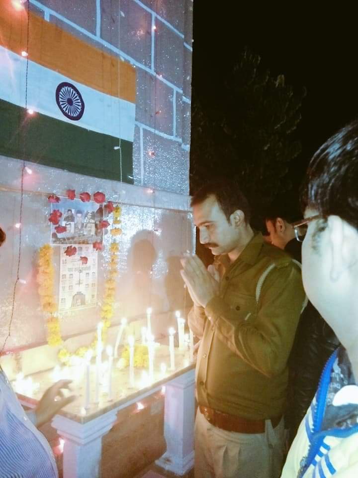IAmJitendraa's tweet photo. #Neverforget2611
#UPPOLICE  ~~   
एक #सलाम आपका, हम सबका उन वीर शहीदों के नाम जिन्होंने मुंबई में हुये आतंकवादी हमले से हम सबको बचाने के लिये, देश की रक्षा,हम सबकी रक्षा के लिये अपने प्राण न्योछावर कर दिये....जय हिंद जय भारत 🙌🙏 https://t.co/hKpJgdjLjK