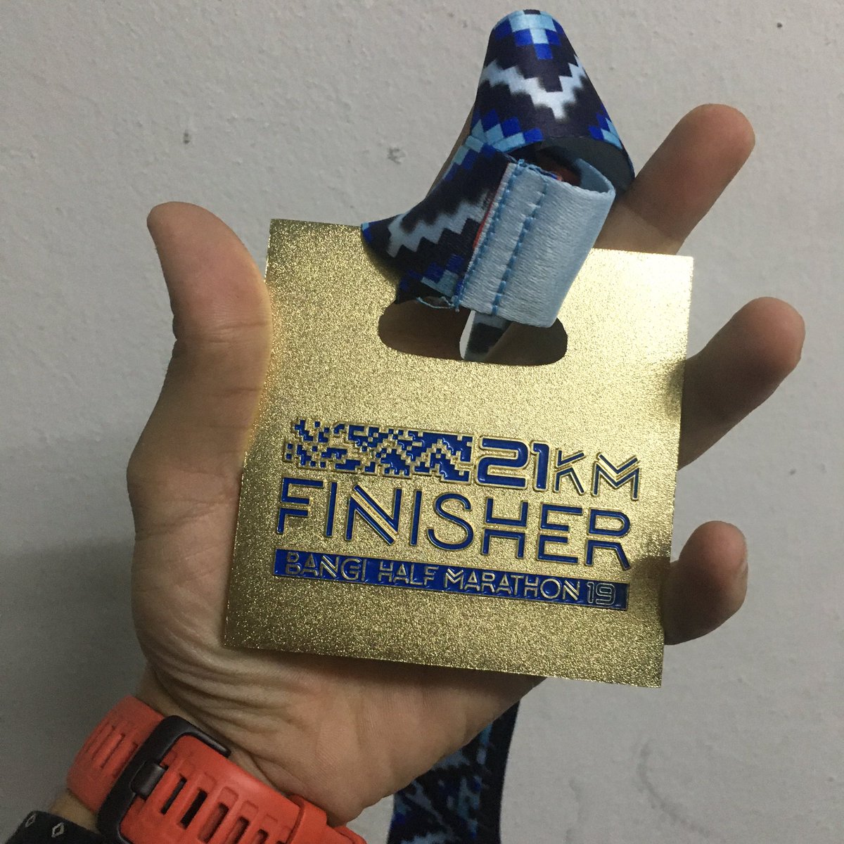 raffradzuan's tweet photo. Medal bapak besar 😆.
#BangiHalfMarathon
#EventCancel 
#RecoveryRun https://t.co/9yFsz6hgQI
