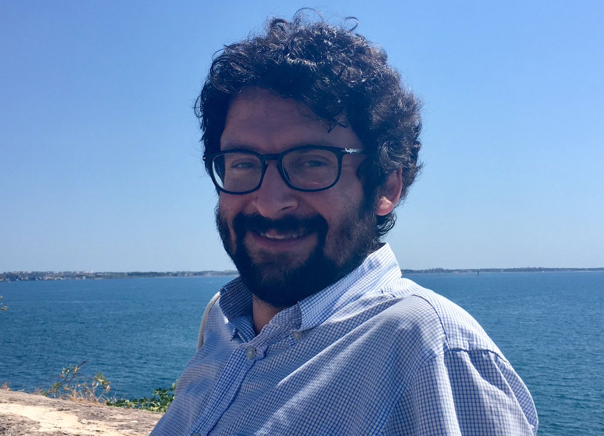 IlariaPiperno's tweet photo. Il mare dietro il Castello di Taranto, in una giornata felice. Due anni senza Alessandro. Il valore altissimo del suo pensiero e la forza del suo sorriso sono sempre, ancora qui #Ale https://t.co/UIGHB1H0jW
