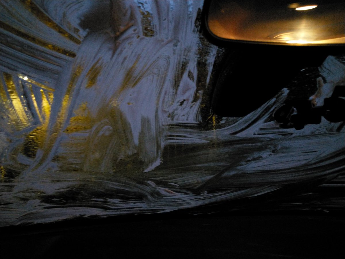 AmbuTomTom's tweet photo. Scheerschuim op autoruit. Morgen weet ik het 100 % zeker, maar zag net al resultaat: geen condens. Aanbrengen en wegpoetsen. #autohack #wintertip https://t.co/o8ioGJLpam