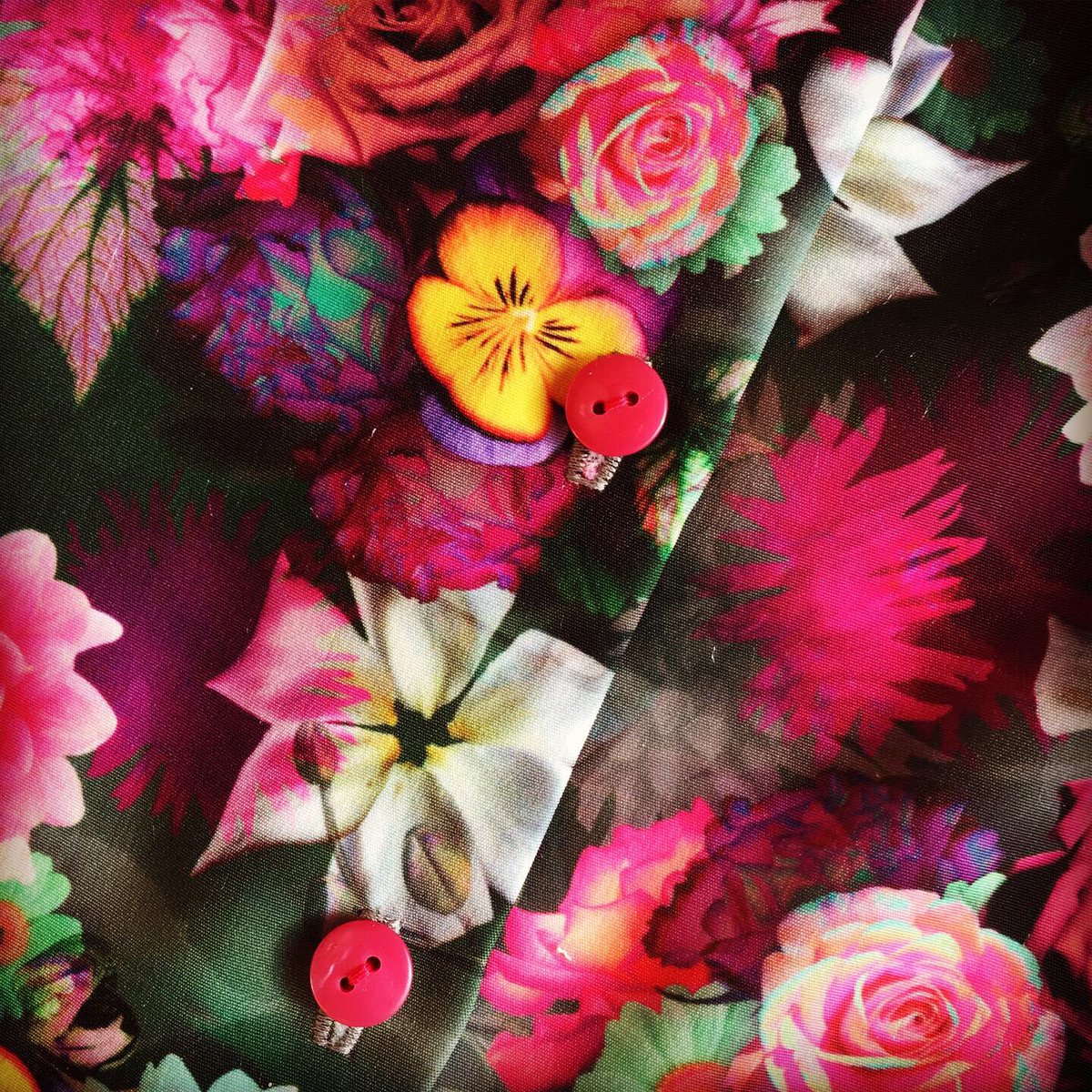 FLORIFIQUE's tweet photo. Floral design on textile 🌸 | #blouse #couture #floral #fashion #textile #pattern #design | blouse by @soniaangulocouture #kledingopmaat #Rotterdam #design010 | textile design by @Florifique 🤩💡✅❤️🙏🏻 https://t.co/8eyoMSgfhf