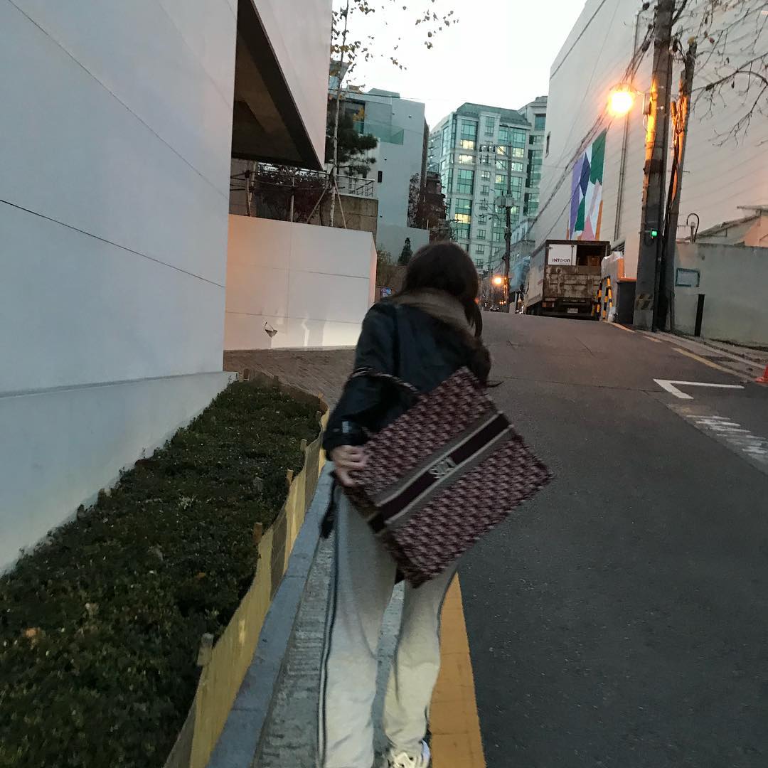 suzyarchive's tweet photo. 181126 인스타그램 (skuukzky): 귀엽. @dior #수지 https://t.co/H1FQvKcbVV