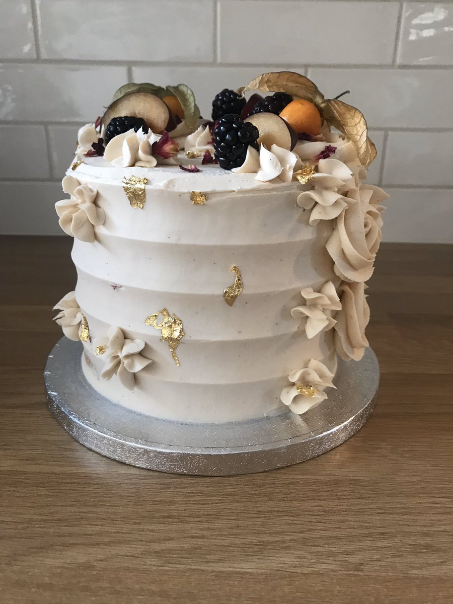ClaresHome's tweet photo. Vanilla sponge &amp; buttercream filled with homemade damson jam and decorated with fresh fruit &amp; edible gold leaf #clareshomebakes #homebaker #autumncakes #newport #cardiff #cakedecorating #finchscrapery https://t.co/iJyleGtmoB