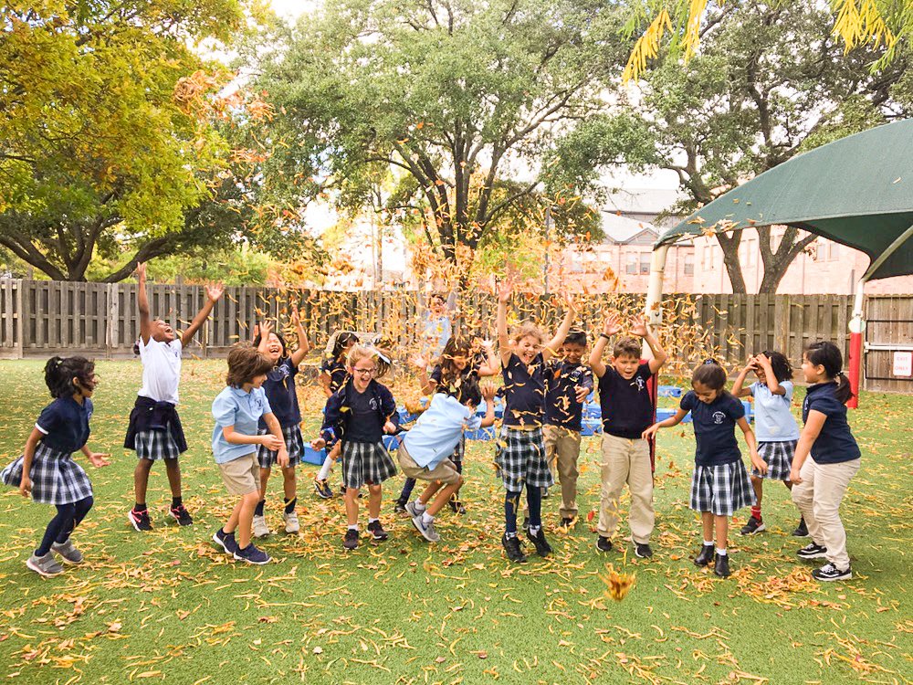 VillageVikings's tweet image. Hope you're having an unbe-leaf-able break from school! 🍁🍃🍂 #fall #leafpile #Thanksgivingbreak #fallbreak