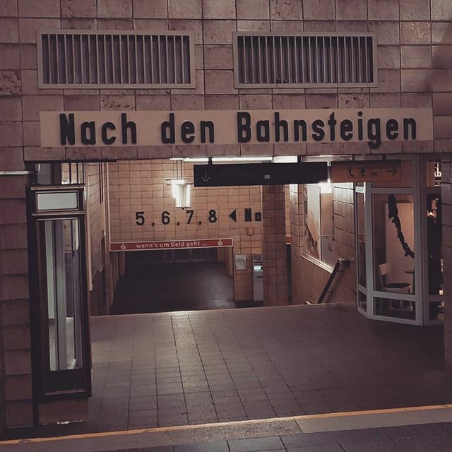 Alter! Selten so getriggert worden. Hat man das hier mal so gesagt? Gibt es regelmäßig Fackel- und Mistgabelmobs die "ZU! Es heißt Zuuuuu den Bahnsteigen!" brüllen? @hallowerner3000 zur Hilfe!
.
.
.
.
.
.
.
#Bahnhof #sprache #grammatik #sexyhashtags ift.tt/37BdN89