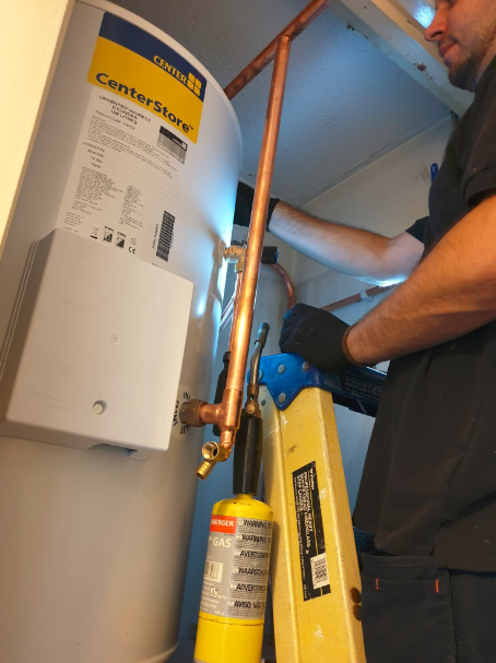 plumbinglocal's tweet photo. Adam installing a new unvented cylinder for a customer in #Hampton. https://t.co/5rm37OuwzJ
