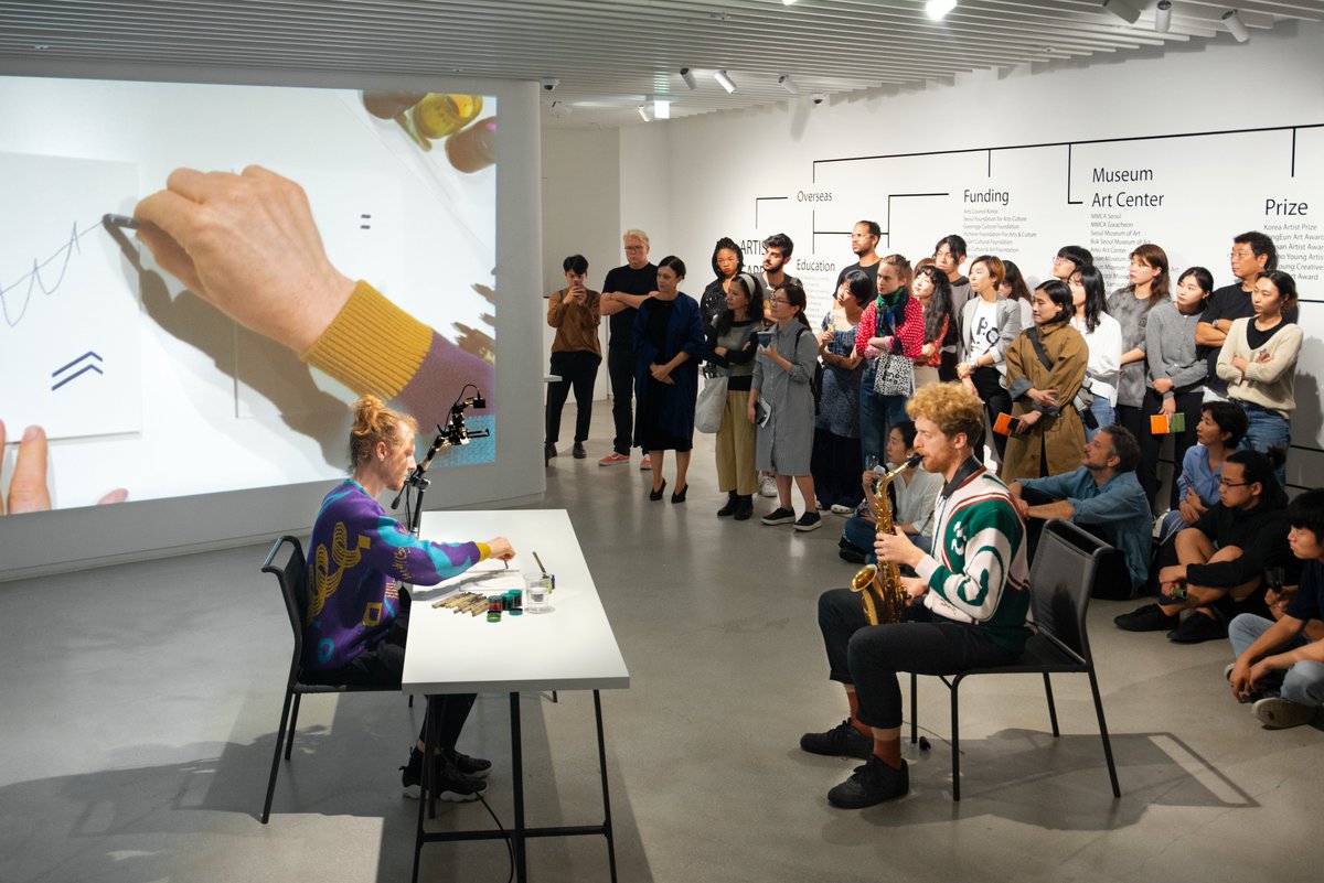 Was ist Polyphonic Drawing?🎶🎨 Künstler und ZHdK-Student <a href="/TobiasGutmann/">Tobias Gutmann</a> erklärt es auf Zett Online oder zeigt es an den Volumes 2019 – Art Publishing Days. zett.zhdk.ch/en/2019/11/26/… <a href="/AnLaur/">alorsannelaure</a> #volumeszurich2019