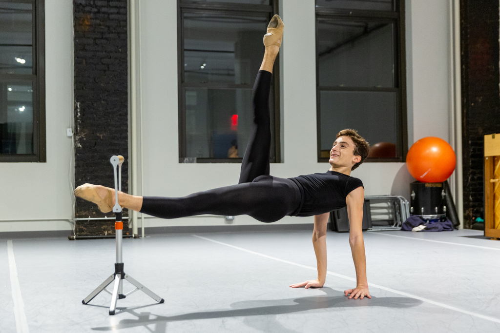 BurnBarre's tweet photo. With BurnBarre, you can go nowhere but up. ☝️ Ask @wyattflorin, he knows what we mean! #burnbarre #findyourfire #burnbarretechnique #portablebarre #barreworkout #barreanywhere #barrerocks #meatthebarre #barrefitness #barrefit #feeltheburn #fitness #workout #dance #boysdancetoo https://t.co/1APZbbCu5J