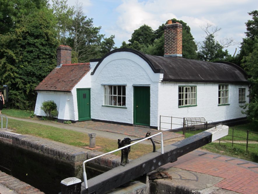howoldismyhouse's tweet photo. This #lockkeepers’ #cottage near Ned’s lock on the #Stratford-upon-Avon canal was built c1812. It is said that a lack of finances meant the building of these cottages was given to navvies whose only experience had been building caves. Hence, the tunnel shape.#socialhistory https://t.co/Fo5RSAz61t