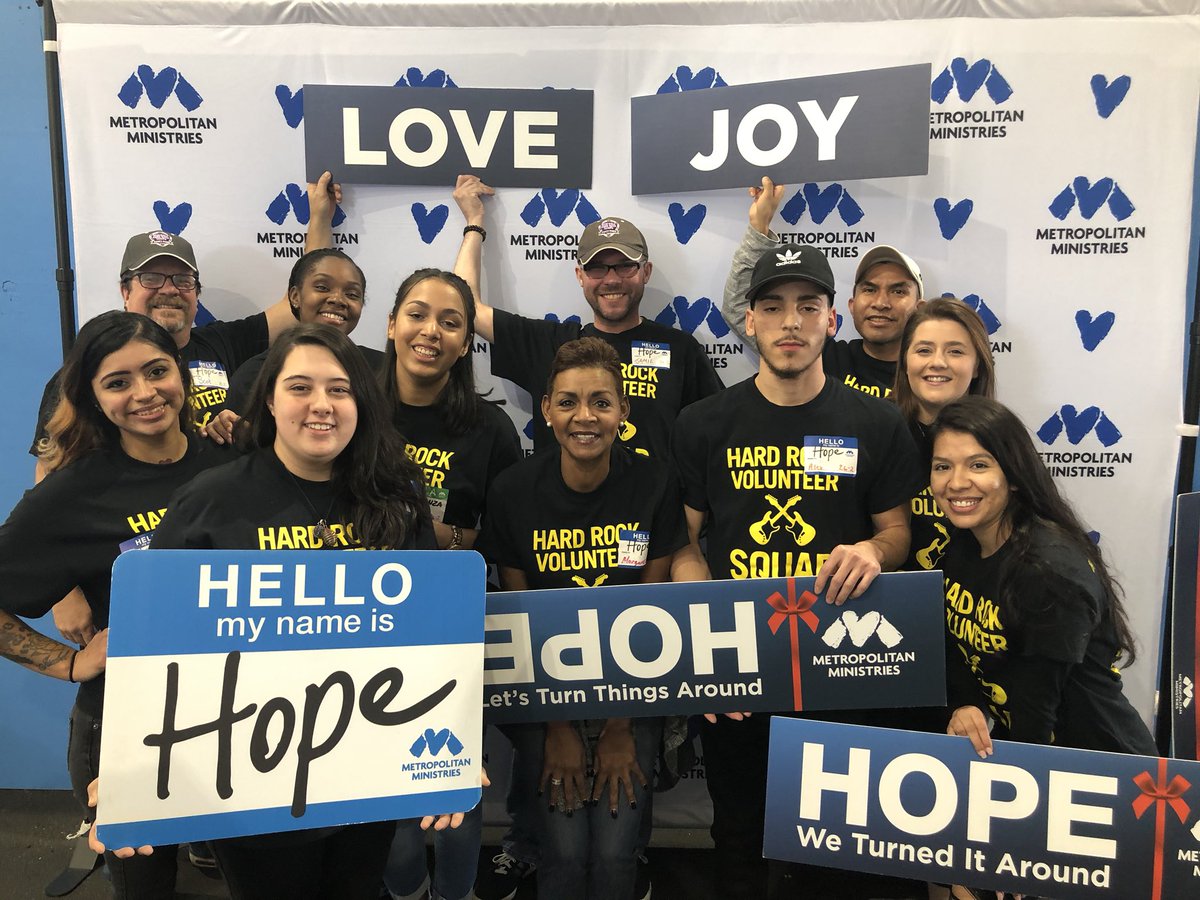 Latoria_Haynes's tweet photo. ✨Great Tuesday Morning!! What better way to spend it then volunteering at the @MetroMinistries Holiday Tent! ✨ #GivingBack #HardrockStyle #BeHope https://t.co/cq9fbzulMS