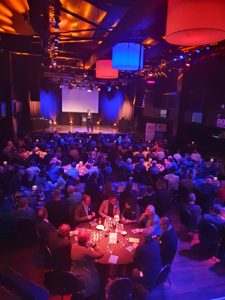 Vanavond reiken wij voor de zevende keer de IJmond Duurzaam Award uit. Ook dit jaar weer een volle zaal. #ambassadeurs #duurzaamheid #IJmondOnderneemt