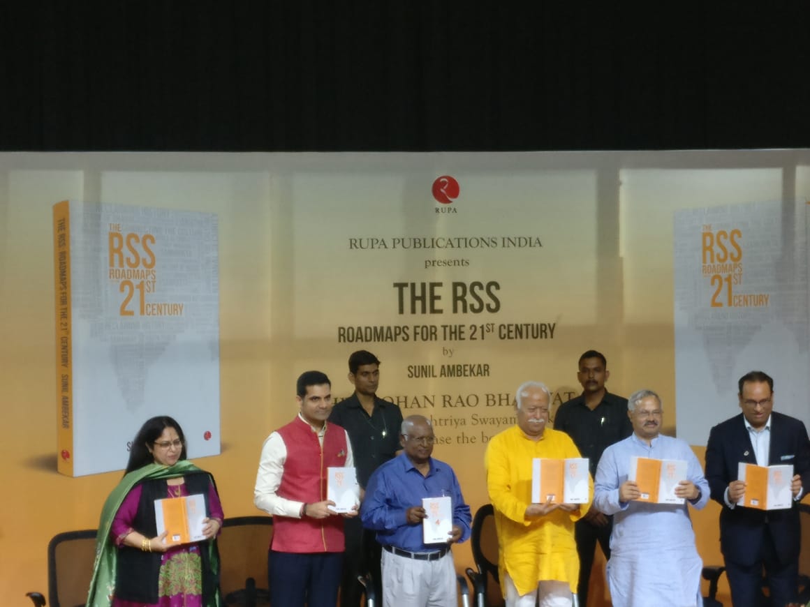 VrajbhattAbvp's tweet photo. माननीय सुनील।आंबेकर जी द्वारा लिखित #21stCenturyRSS #RSSRoadmaps पुस्तक विमोचन कार्यक्रम में उपस्थित मुख्य अतिथि परम पूज्यनीय सर संघचालक श्री @DrMohanBhagwat जी, पूर्व मुख्य न्यायाधीश श्री के. जी. बालाकृष्णन जी, @ABVPVOICEके राष्ट्रीय संगठन मंत्रीश्री @SunilAmbekarM जी https://t.co/s8CQNDuzFB