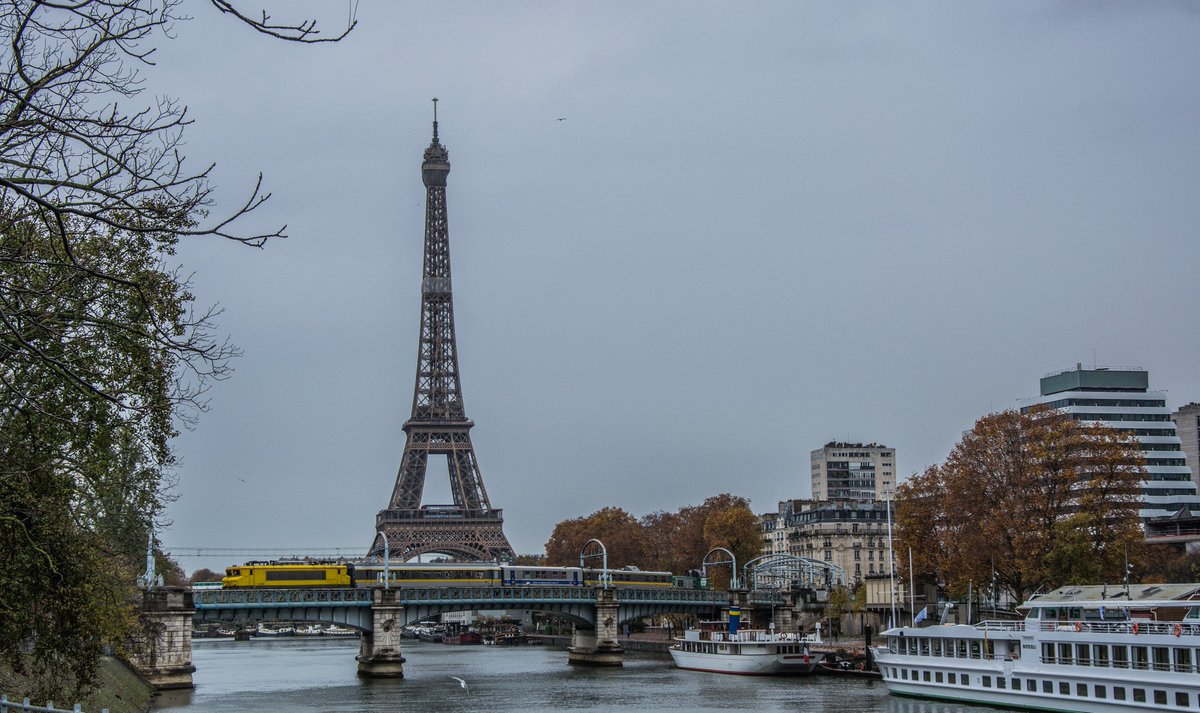 umbertoVT2's tweet photo. Ce week-end c'était occultation des rails sur le RER C avec la voiture Mauzin 212 et l'IES 142 diesel d'un côté et électrique de l'autre avec en arrière plan la magnifique tour Eiffel 
#sncfreseau #RERC https://t.co/RqcQ3MYHCT