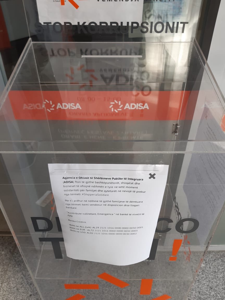 ADISA_Lab's tweet image. Të nderuar qytetarë, në të gjitha Qendrat ADISA kemi një hapësirë të posaçme ku secili mund të japë kontribut në ndihmë të familjeve të prekura nga tërmeti. Njësia Lëvizëse ADISA gjithashtu, ndodhet në terren duke ofruar ndihma në zonat më të prekura. #ShqiperiaSolidare