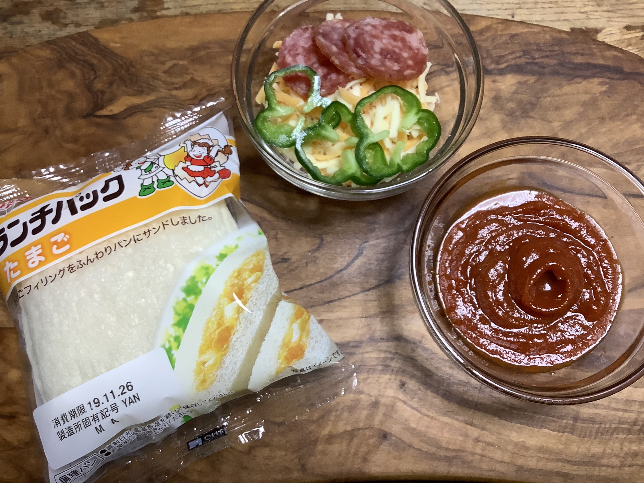 大刀 ザ ヒュージザンバー みんな 聞いてくれ 俺はある有名喫茶店のレシピの入手に成功した メニュー がとにかくデカ盛りなその店の看板メニュー ピザトーストだ ランチパックの卵にピザソースを塗りチーズとサラミ ピーマンを乗せてトースターで5
