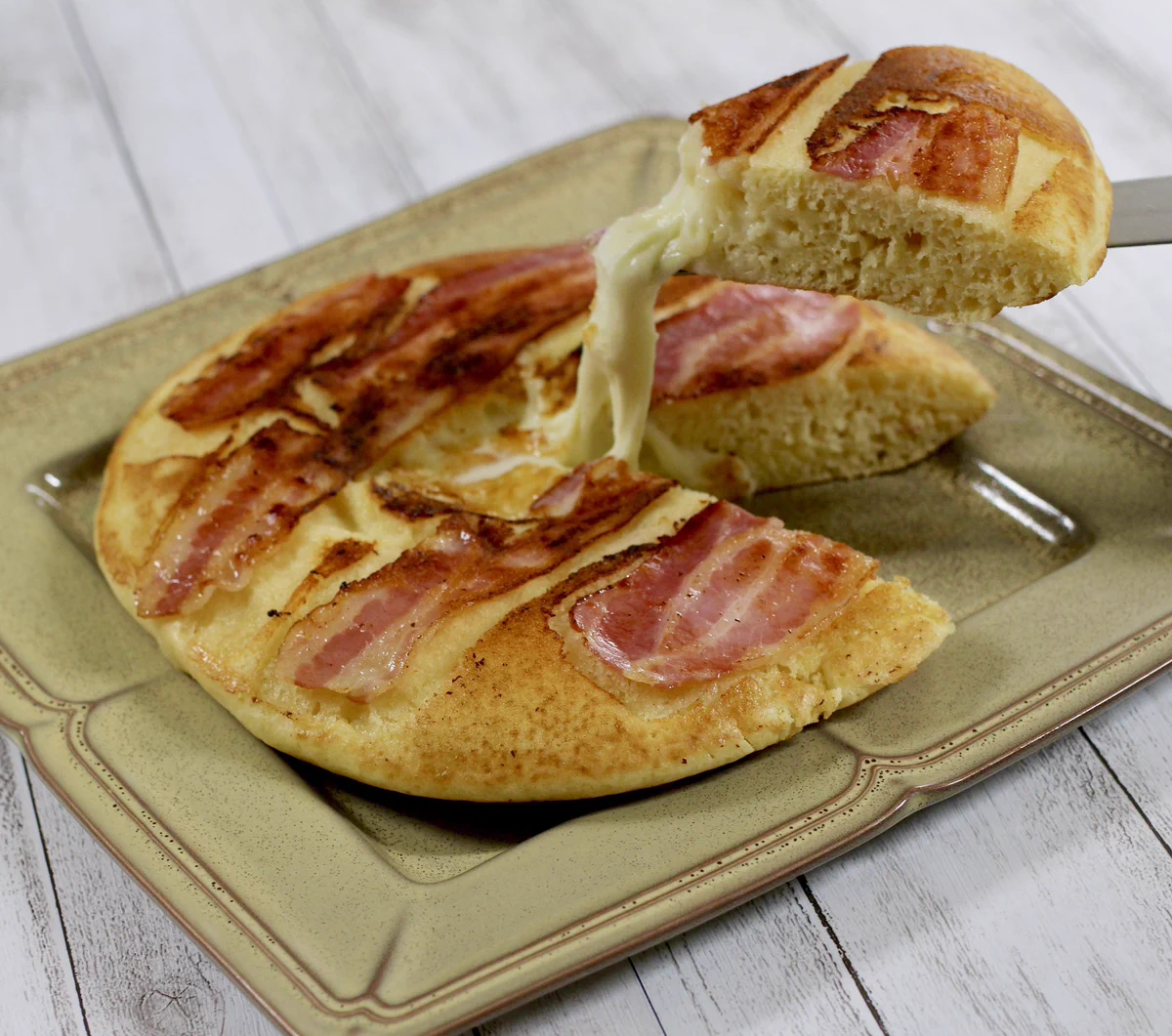 甘じょっぱさがたまらない！？「モッツァレラベーコンホットケーキ」の作り方！