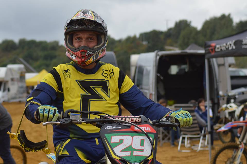Partagez-nous VOS histoires de fair-play ! 🤩
Comme Sébastien Vanbaelen qui, à l’Enduropale du Touquet 2019,  fait demi-tour pour venir protéger un concurrent lourdement tombé et resté à terre.
↪️befairplay.be/fair-play-pana…
#BeFairPlay #FairPlayAwards