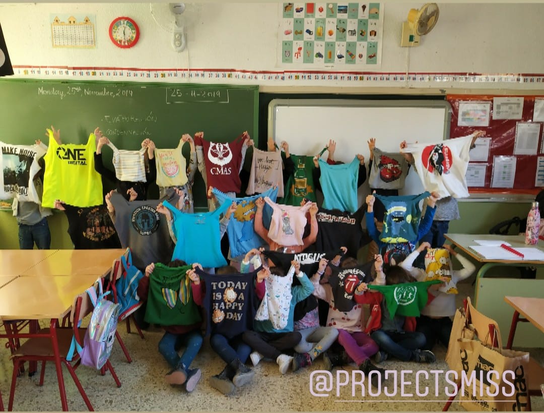 Regmurcialimpia's tweet photo. Precioso proyecto el de @cbmmarianoaroca dónde han hecho un taller con las familias para hacer bolsas con camisetas viejas. #zerowaste #economiacircular #accionclimatica @MurciaClima https://t.co/SLNatTBFCr