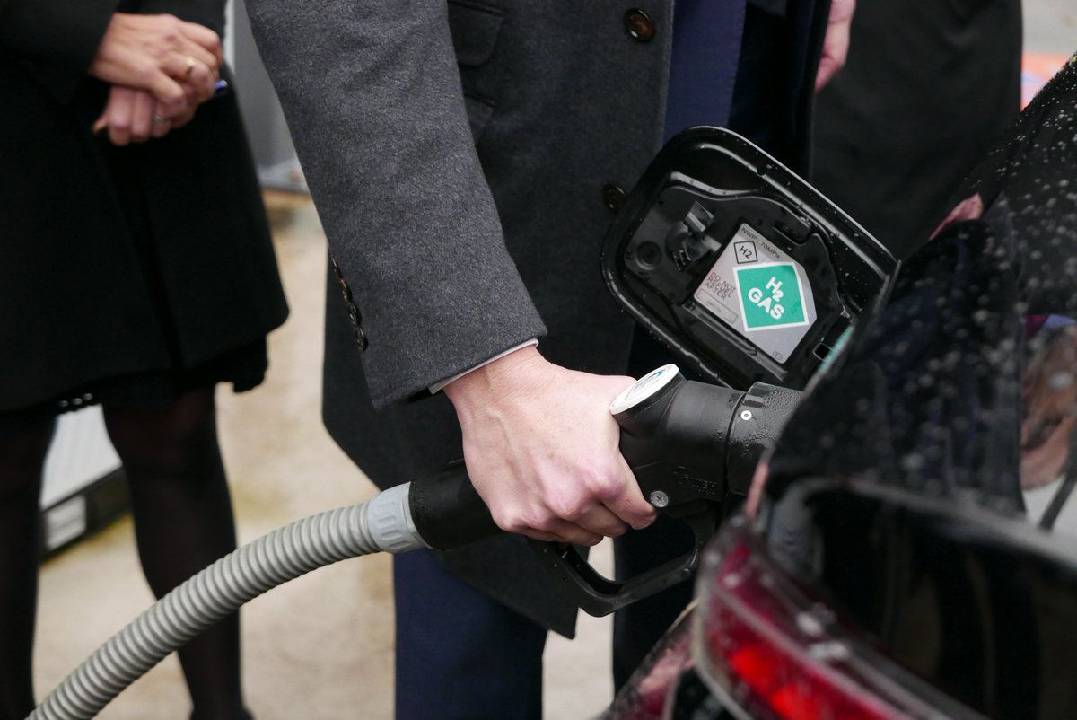 Avec <a href="/ElisabethBorne/">Elisabeth Borne</a>, nous voulons donner un coup d’accélérateur au développement de l’hydrogène en France. Nous avons réuni les acteurs de la filière pour voir comment y parvenir et réussir ainsi la transition écologique tout en créant des emplois dans notre pays #PacteProductif