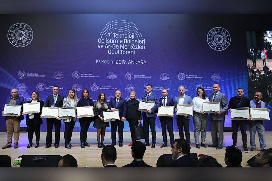 enformak's tweet photo. 1 yıldır Tasarım Merkezi olarak bir çok projeye imza attık.
19 Kasım'da düzenlenen ödül töreninde, Sanayi ve Teknoloji Bakanlığı tarafından verilen Tasarım Merkezi Belgemizi aldık...
#enformak #tasarım #designcenter #sanayi #teknoloji #kovan #vida https://t.co/ITQaolyqek